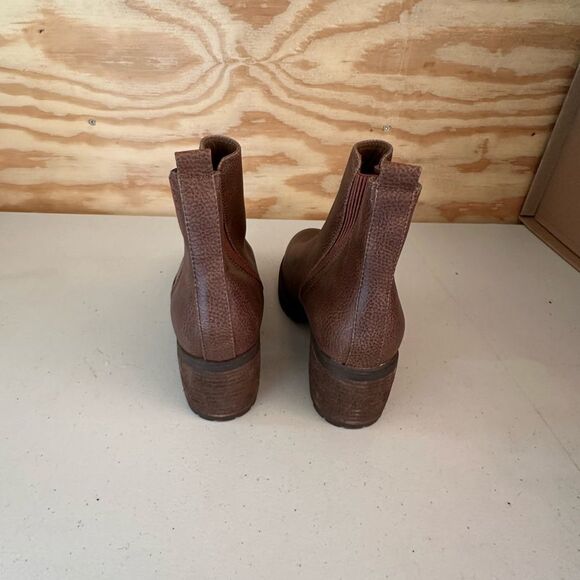 Mia Brown Chelsea Boots - Picture 3 of 6